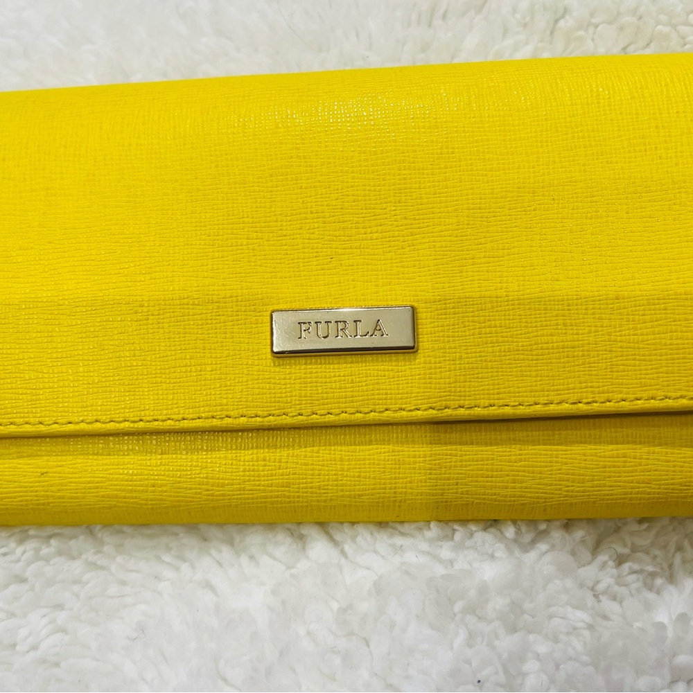 Furla Limited Edition Wallet
6 pocket with 12 card slots and coin zipper area - Picture 2 of 14